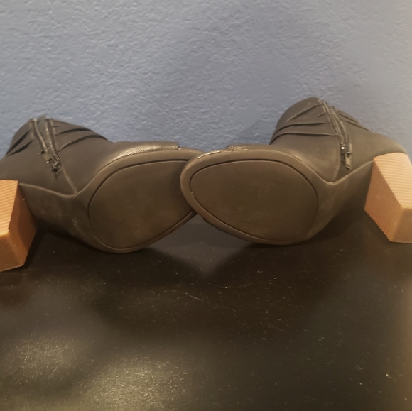 Guess Booties - Picture 3 of 5